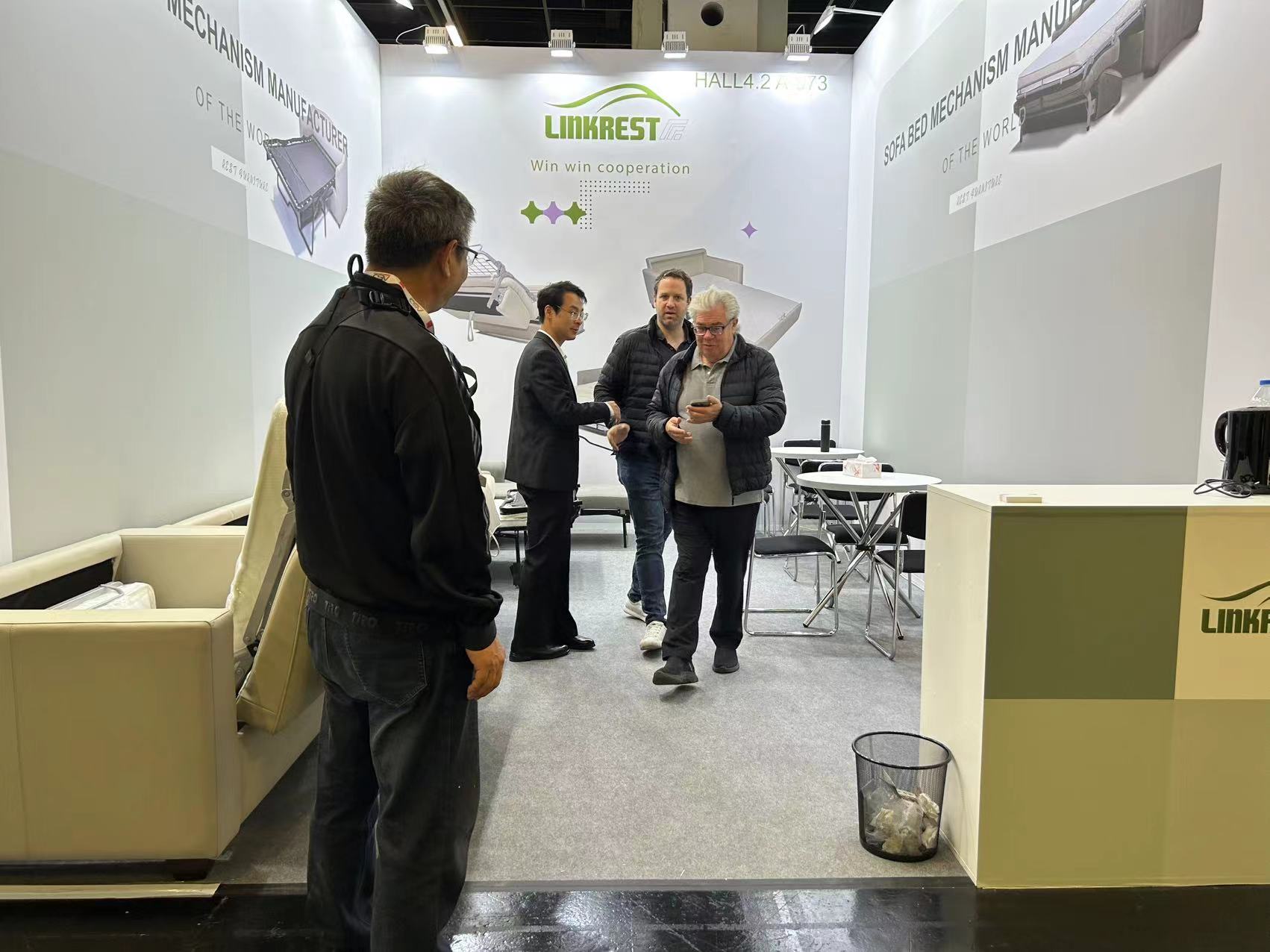 Cologne International Woodworking Fair는 성공적으로 끝났고 LinkRest 부스는 매우 인기가있었습니다.